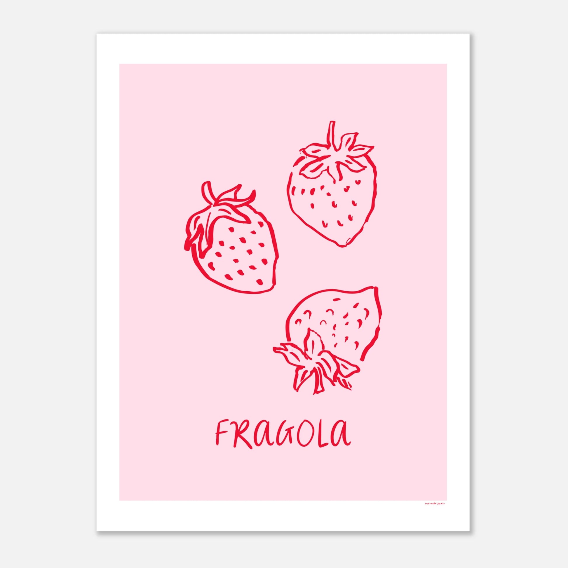 En grafisk poster med namnet Fragola, föreställande tre handritade röda jordgubbar på en mjukt rosa bakgrund med vit ram. Modern väggkonst i skandinavisk stil med handritad typografi.