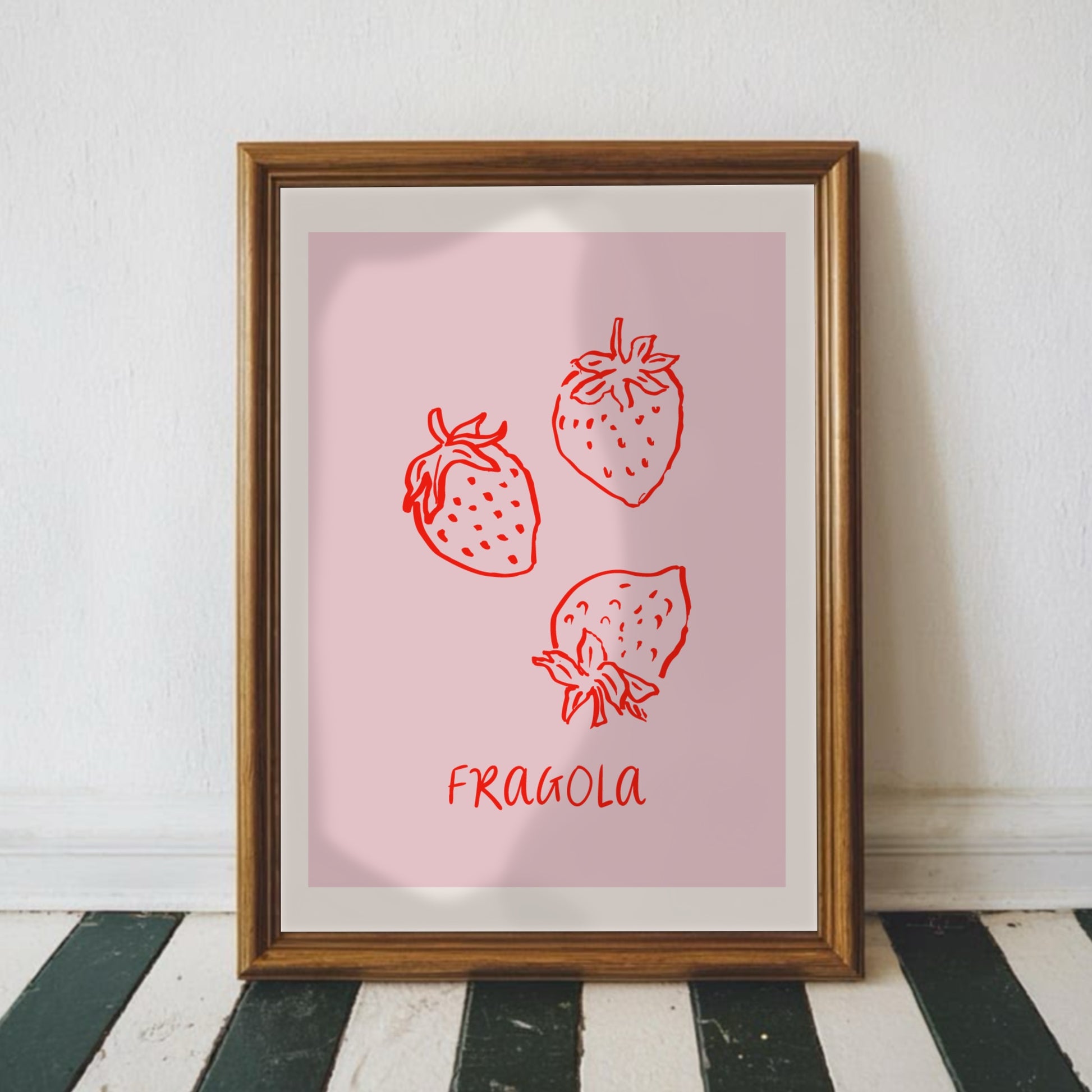 Rosa jordgubbsposter Fragola inramad i mörk ram på randigt golv - modern väggkonst