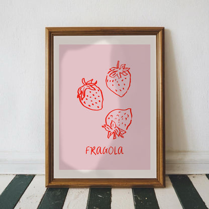 Rosa jordgubbsposter Fragola inramad i mörk ram på randigt golv - modern väggkonst