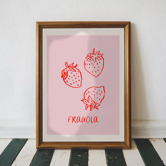Rosa jordgubbsposter Fragola i guldram på randigt svartvitt golv.