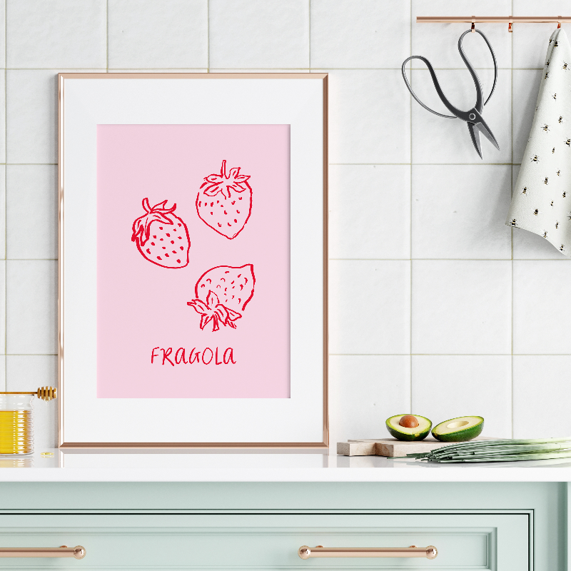 Rosa jordgubbsposter Fragola i kök med vitt kakel, avokado och köksredskap - köksväggkonst
