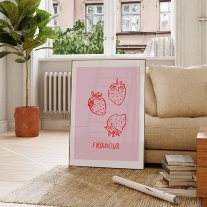 Jordgubbsposter Fragola i vit ram lutad mot vägg på golvet - produktfoto