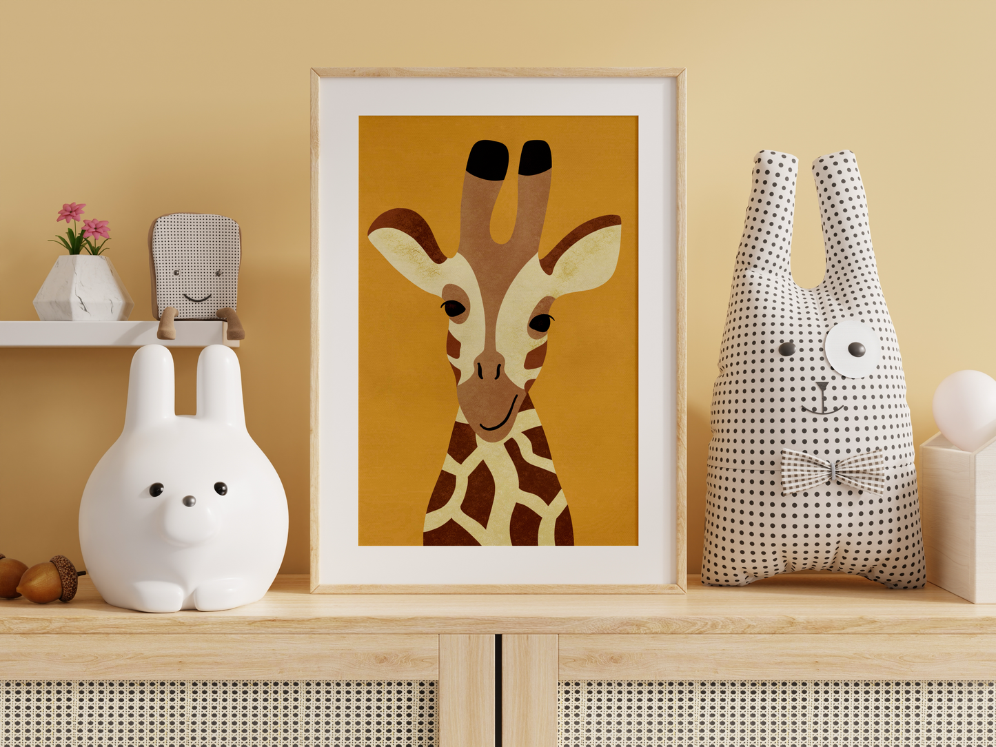 Gullig giraff i starka färger i brunt och senap. inramad i passepartot i ett barnrum