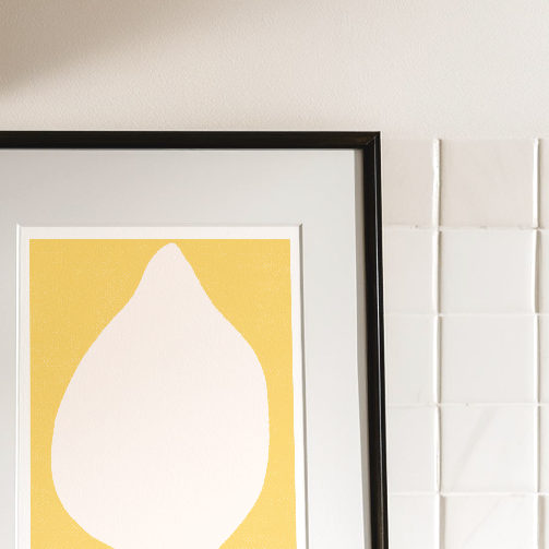 Närbild på citronillustrationen som visar papperets matta och högkvalitativa 200 gsm finish samt den krispiga vita siluetten mot den gula bakgrunden.