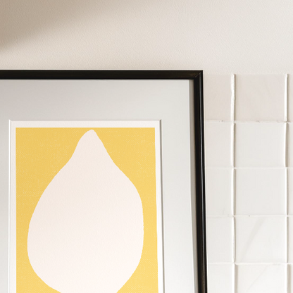 Närbild på citronillustrationen som visar papperets matta och högkvalitativa 200 gsm finish samt den krispiga vita siluetten mot den gula bakgrunden.