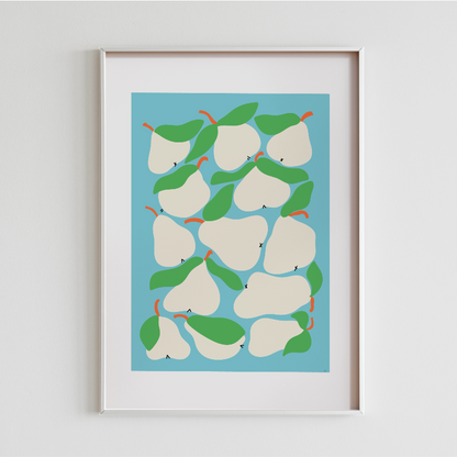 Pera-postern med blå bakgrund inramad i en tunn vit ram hängandes på en vit vägg. En stilren och modern illustration som passar perfekt som kökskonst.