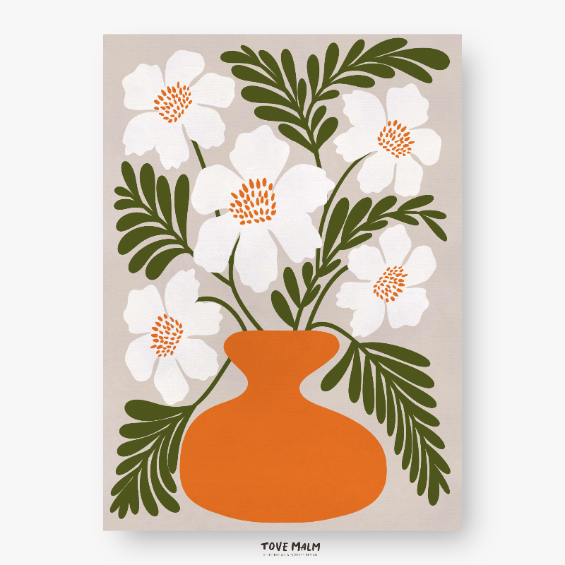 En grafisk retro-poster föreställande vita vallmoblommor i en bränd orange vas mot en beige bakgrund. Modern väggkonst i Mid-century modern stil.