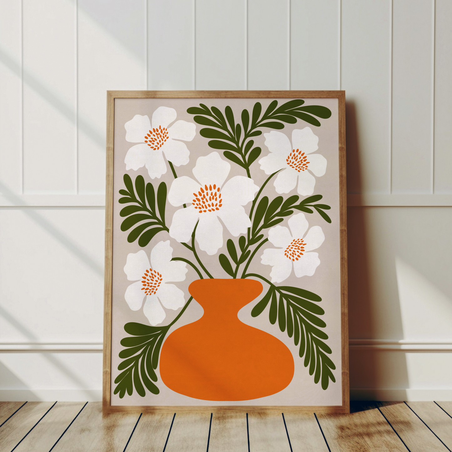 Vita blommor med gröna yviga blad, vas i knallig orange och matchande fröställning. Posters - inspiration