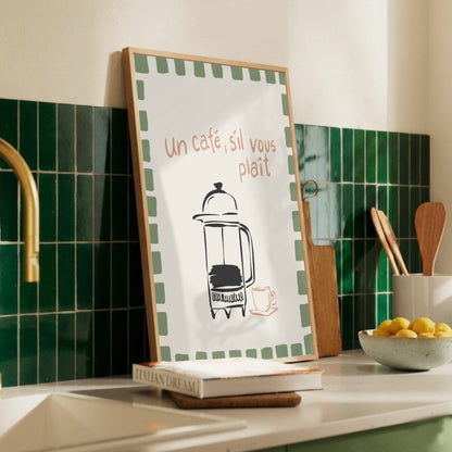 En grön kaffeposter inramad på en ljus vägg i ett modernt kök. Miljöbilden visar hur illustrerad matkonst skapar en personlig och färgstark känsla i matsalen.