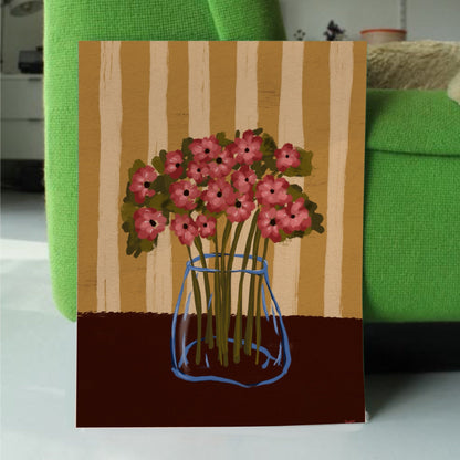 Färgstark inredning med Poppy Stripe poster lutad mot en grön sammetssoffa, modern och lekfull stil.