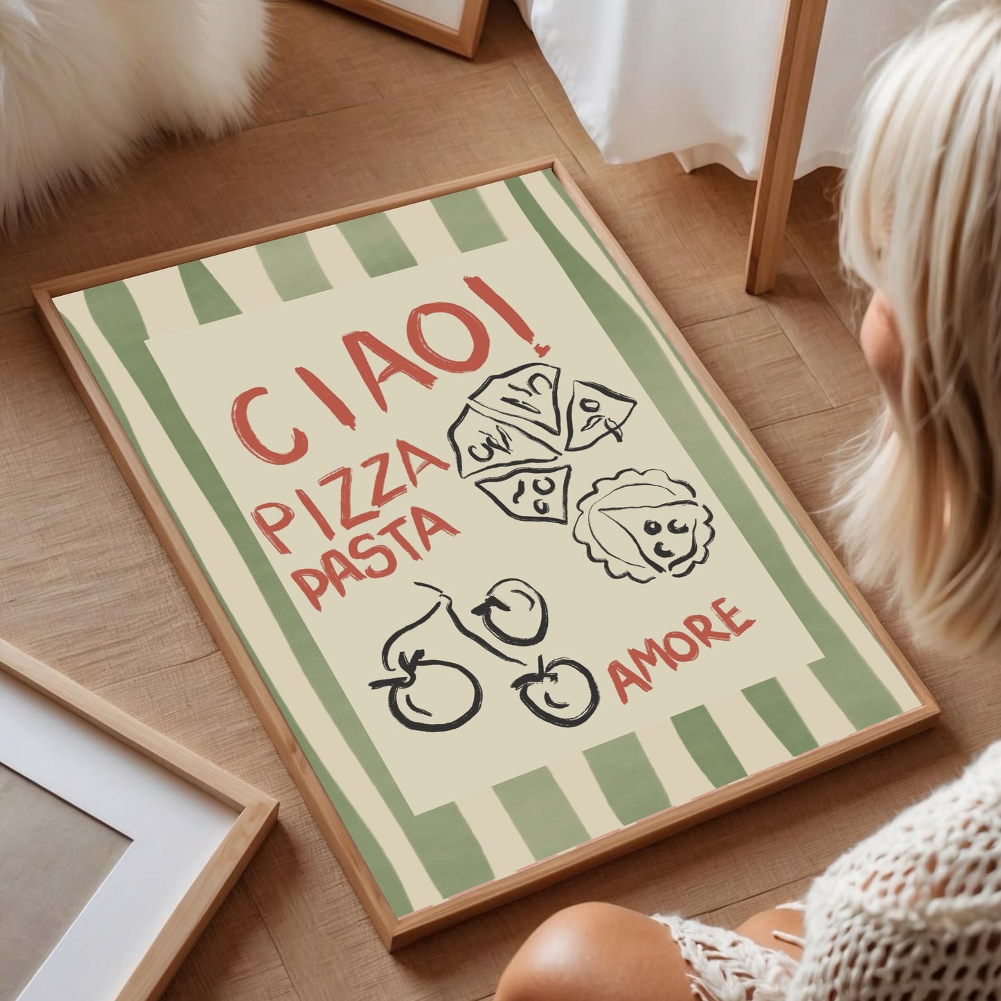 En handritad grönrandig kökstavla med italiensk text liggandes på ett ljust trägolv. Denna illustrerade matkonst i modern Danish Pastel-stil är en perfekt inredningsdetalj för ett personligt och trendigt kök.