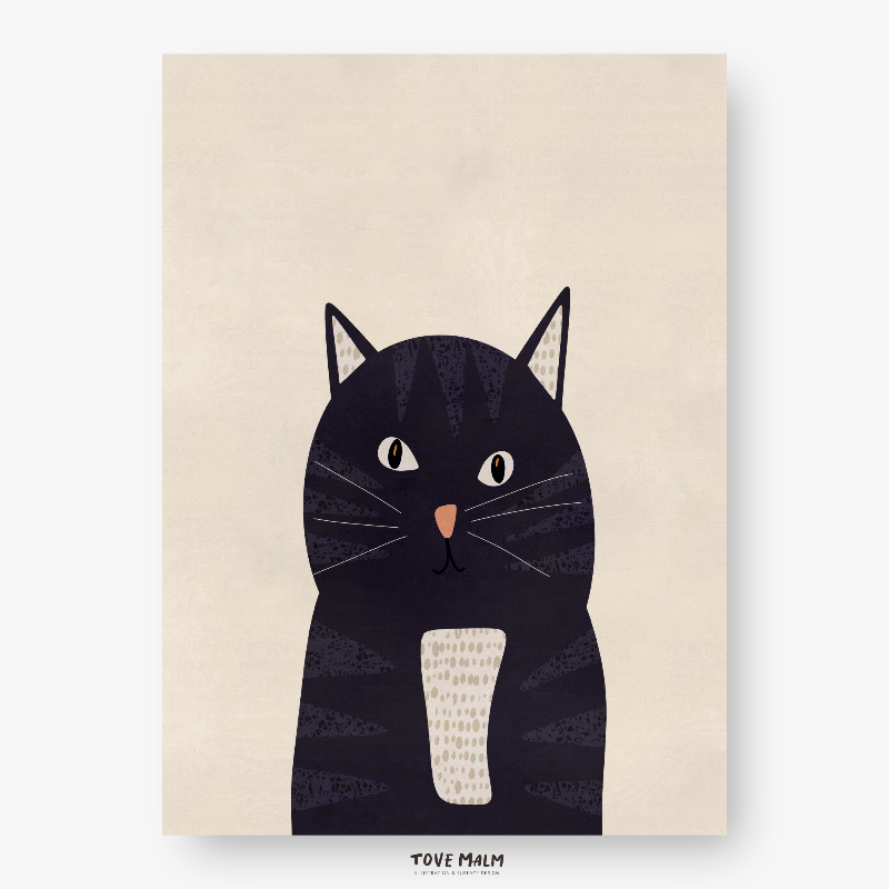 Detaljrik illustration av en randig katt med busig min, tryckt på matt premiumpapper från Tove Malm