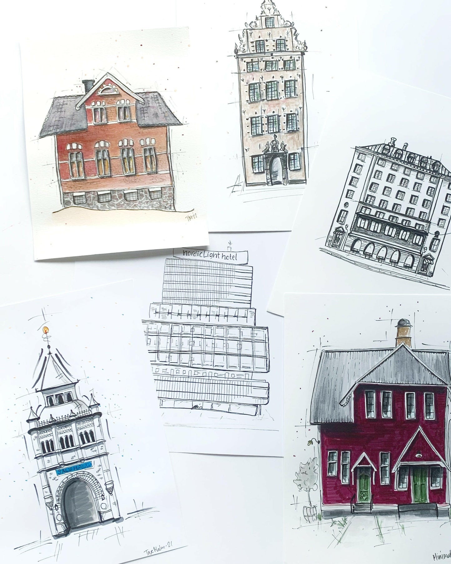 En samling handritade illustrationer av olika byggnader i Tove Malms karaktäristiska stil. Bilden visar sex olika motiv: från klassiska röda trävillor och pampiga stenfastigheter till moderna hotellbyggnader och Saluhallen. Illustrationerna är skapade med tunna svarta linjer, akvarell och markerpennor i dämpade färger med en lekfull, modern minimalism.
