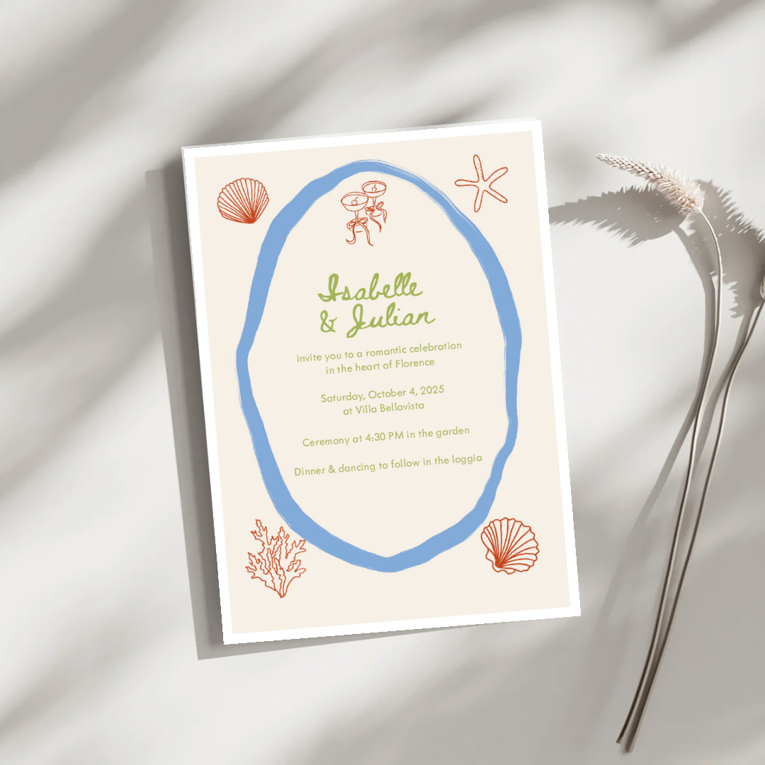 Romantisk bröllopsinbjudan i havstema med handmålade snäckor och koraller i gouache, illustrerad i mjuka blå nyanser.
