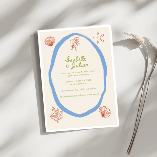 Romantisk bröllopsinbjudan i havstema med handmålade snäckor och koraller i gouache, illustrerad i mjuka blå nyanser.
