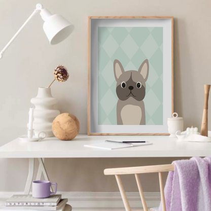 Inramad poster med Fransk Bulldog placerad på ett skrivbord i ett ljust rum med bohemisk inredning och dämpade pasteller.