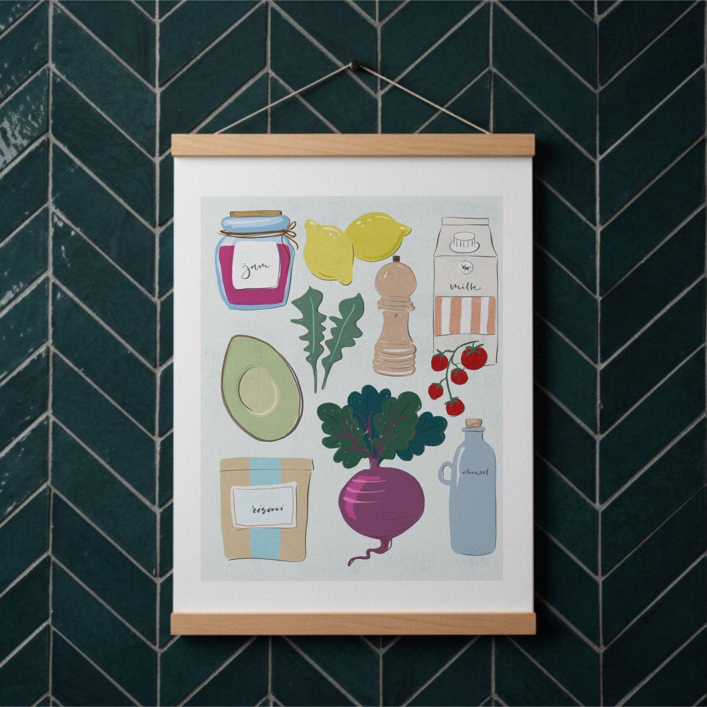 Kitchen Favorites poster monterad i trähängare mot en exklusiv mörkgrön vägg med fiskbensmönstrat kakel.