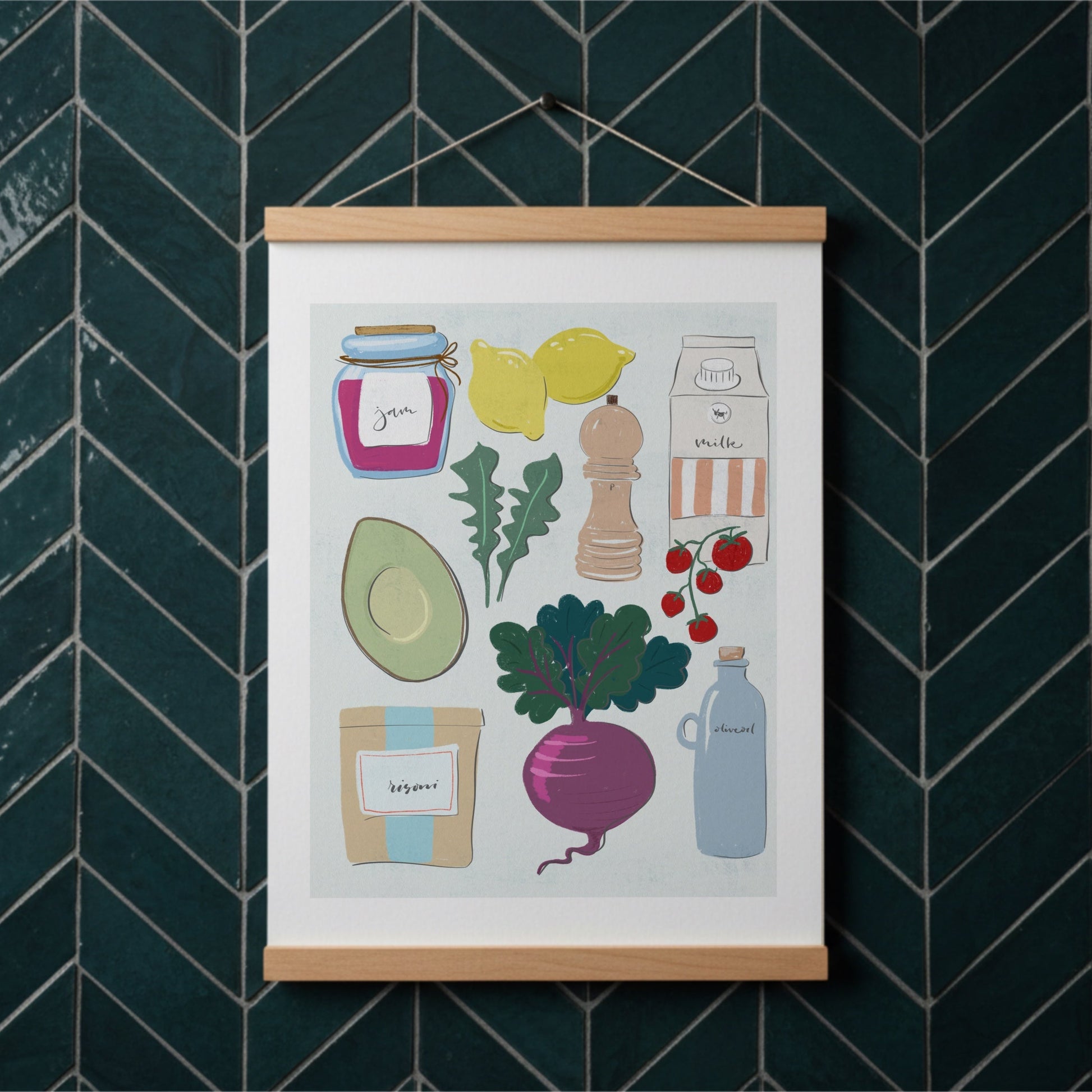 Kitchen Favorites poster monterad i trähängare mot en exklusiv mörkgrön vägg med fiskbensmönstrat kakel.