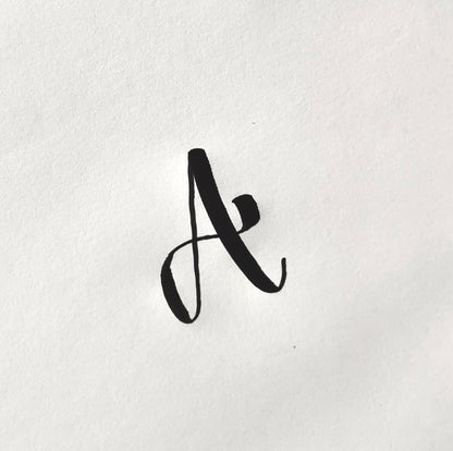 Allt handlar om tekniken med penselpennan! 
I vår workshop lär du dig exakt hur du hanterar detta verktyg för att skapa den vackra, moderna kalligrafin. Inga gamla dopppennor här – bara brush lettering!