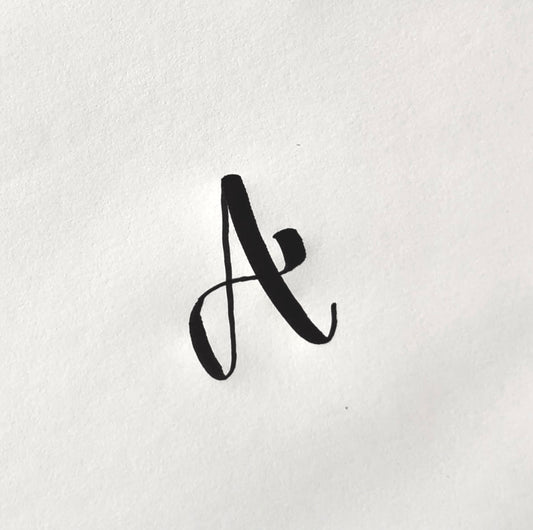 Allt handlar om tekniken med penselpennan! 
I vår workshop lär du dig exakt hur du hanterar detta verktyg för att skapa den vackra, moderna kalligrafin. Inga gamla dopppennor här – bara brush lettering!