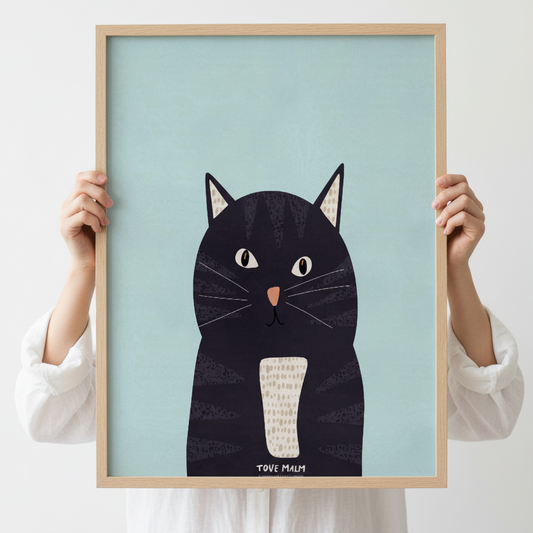 Person håller upp poster med katten Fräsig