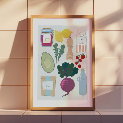 Konsttryck för köket med handritade motiv i träram stående mot ett beige kvadratiskt kakel i varmt, mjukt eftermiddagsljus.