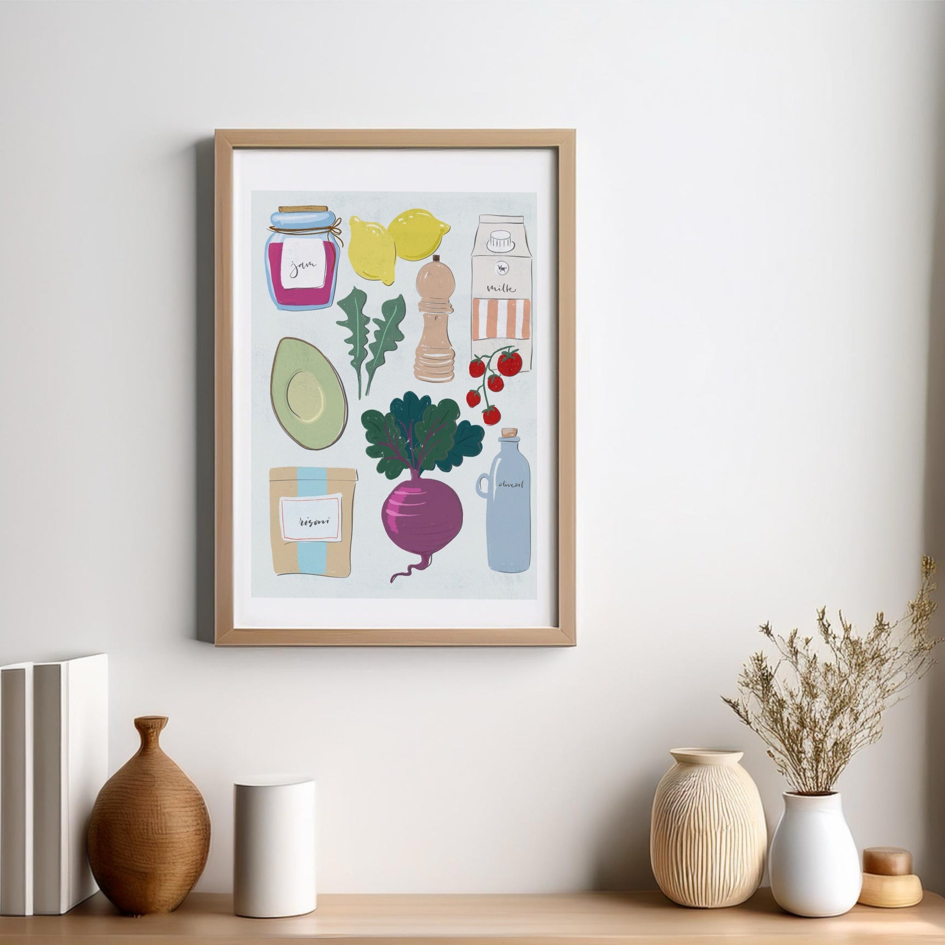 Handritad kökstavla Kitchen Favorites i träram placerad i en stilren trähylla med vackra ljusinsläpp och skuggor från ett fönster.