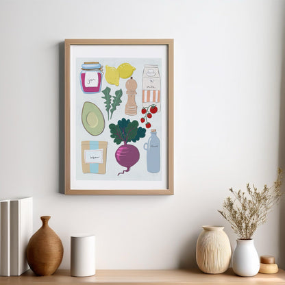 Handritad kökstavla Kitchen Favorites i träram placerad i en stilren trähylla med vackra ljusinsläpp och skuggor från ett fönster.