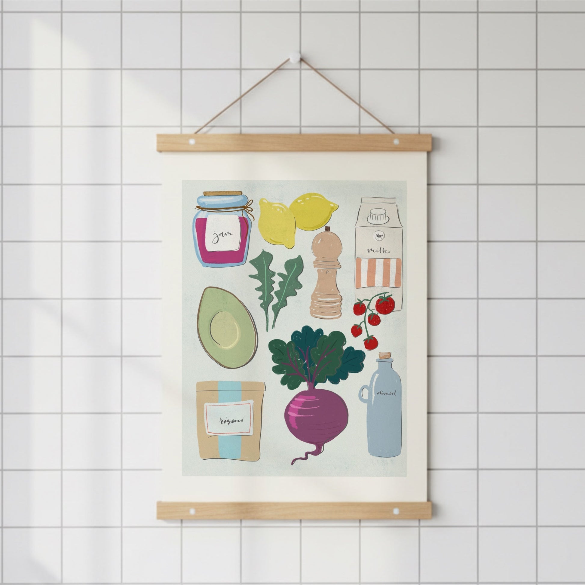 Illustration av Tove Malm hängande i en magnetisk posterhängare av trä mot en klassisk vit kakelvägg i ett ljust kök.