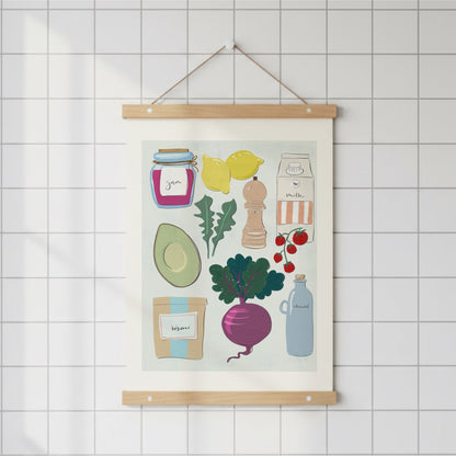 Illustration av Tove Malm hängande i en magnetisk posterhängare av trä mot en klassisk vit kakelvägg i ett ljust kök.