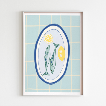 Poster med sardiner inramad i en vit ram hängandes på en vit vägg.