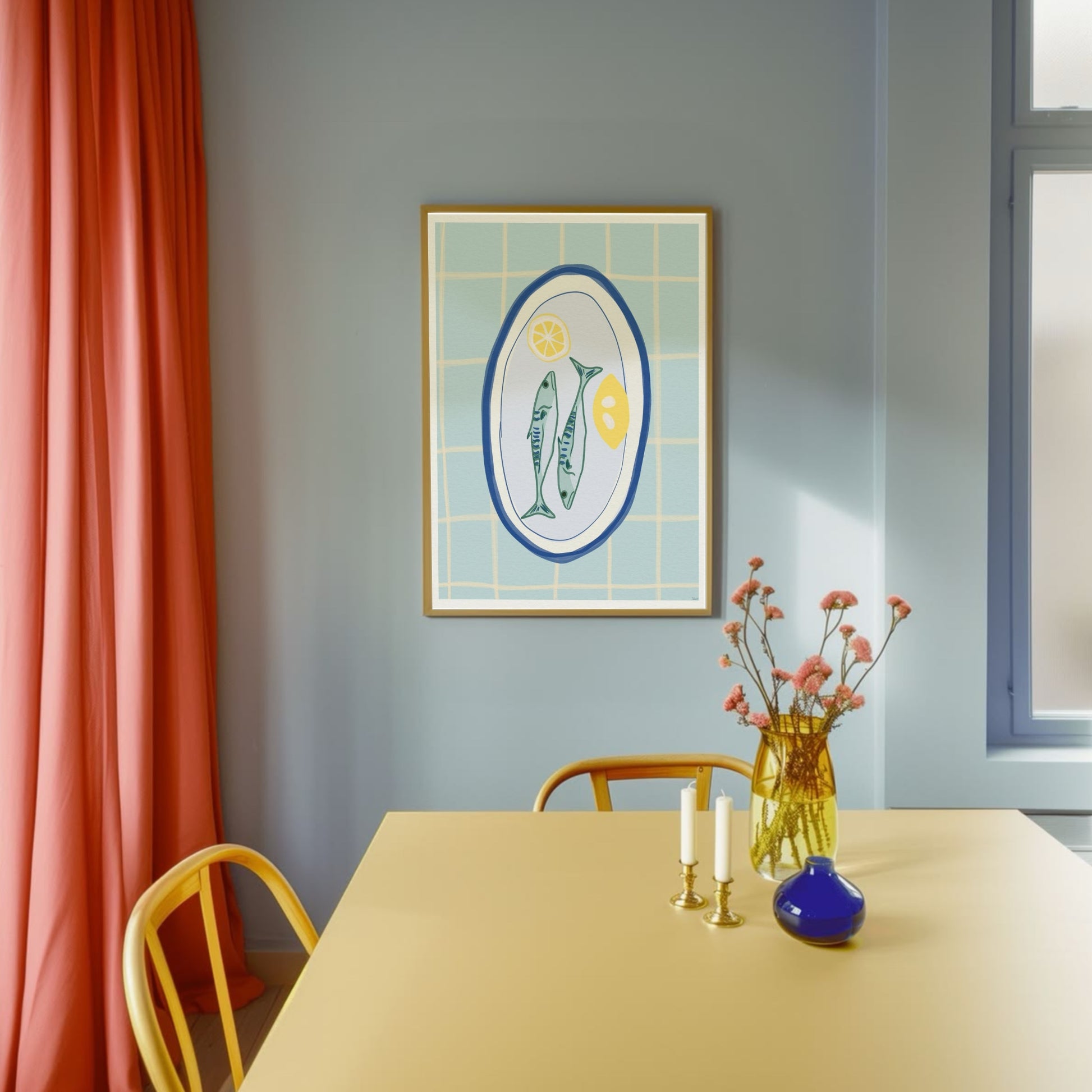 Poster med sardiner inramad i en ljus träram i ett modernt kök. Visar hur motivet skapar en personlig och färgstark känsla vid matplatsen.