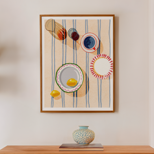 Vintageposter kök med dukat bord i ljus träram, hängande ovanför en konsolmöbel i en ljus hall.
