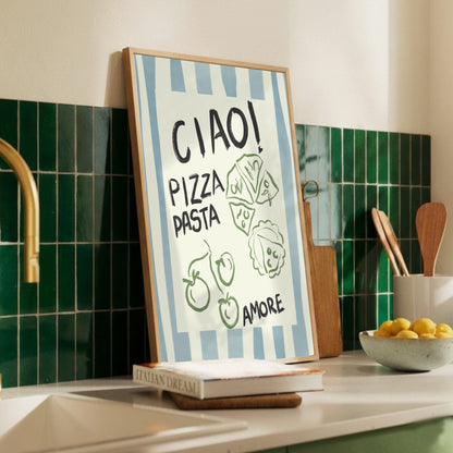 Inredningsdetaljer i kök med en handritad italiensk kökstavla lutad mot ett mörkgrönt kakel vid en diskho. Motivet visar 'Ciao Pizza Pasta Amore' med blå ränder, perfekt för en modern och personlig matsal.
