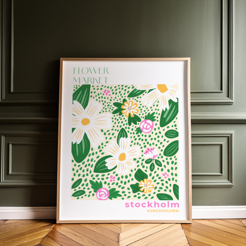 Kungsholmen-postern inramad i en ljus träram i ett modernt vardagsrum. Visar hur den färgstarka blommarknads-illustrationen lyfter inredningen med en personlig touch.