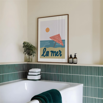 Handritad illustration av fransk kust med digital akvarelltextur och mjuka pasteller.