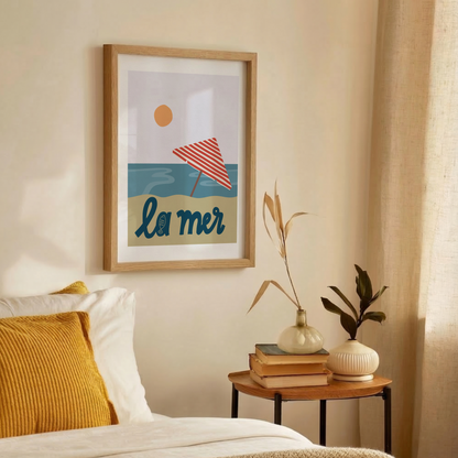 Tidlös poster med havsmotiv och sol, perfekt för en lugnande tavelvägg i sovrummet.