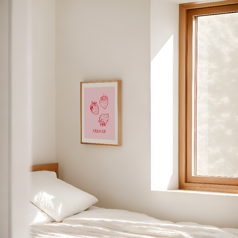 En ljus och harmonisk sovrumsmiljö där Fragola-postern hänger på väggen bredvid ett fönster ovanför en säng med vita sängkläder. Visar postern som en lugnande och färgstark accent i en minimalistisk inredning.