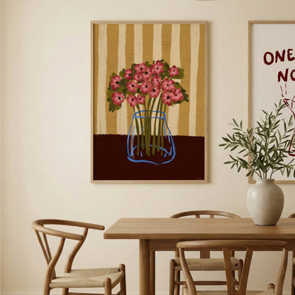 Ljus och luftig matplats med Poppy Stripe poster inramad på väggen, matchad med klassiska trästolar (Y-stolar)