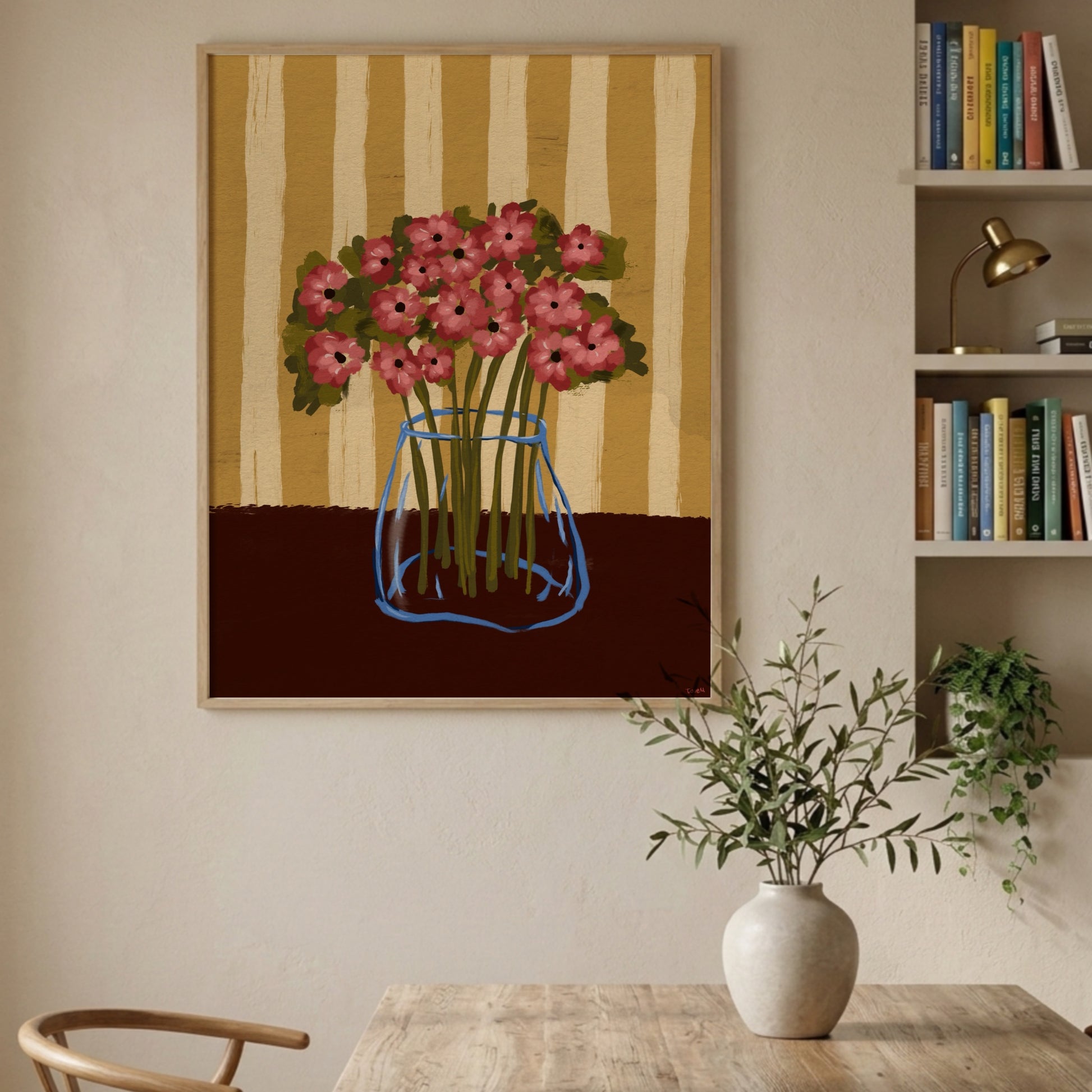 Skandinavisk matsal med Poppy Stripe poster i ljus träram ovanför ett matbord i ek, minimalistisk design.