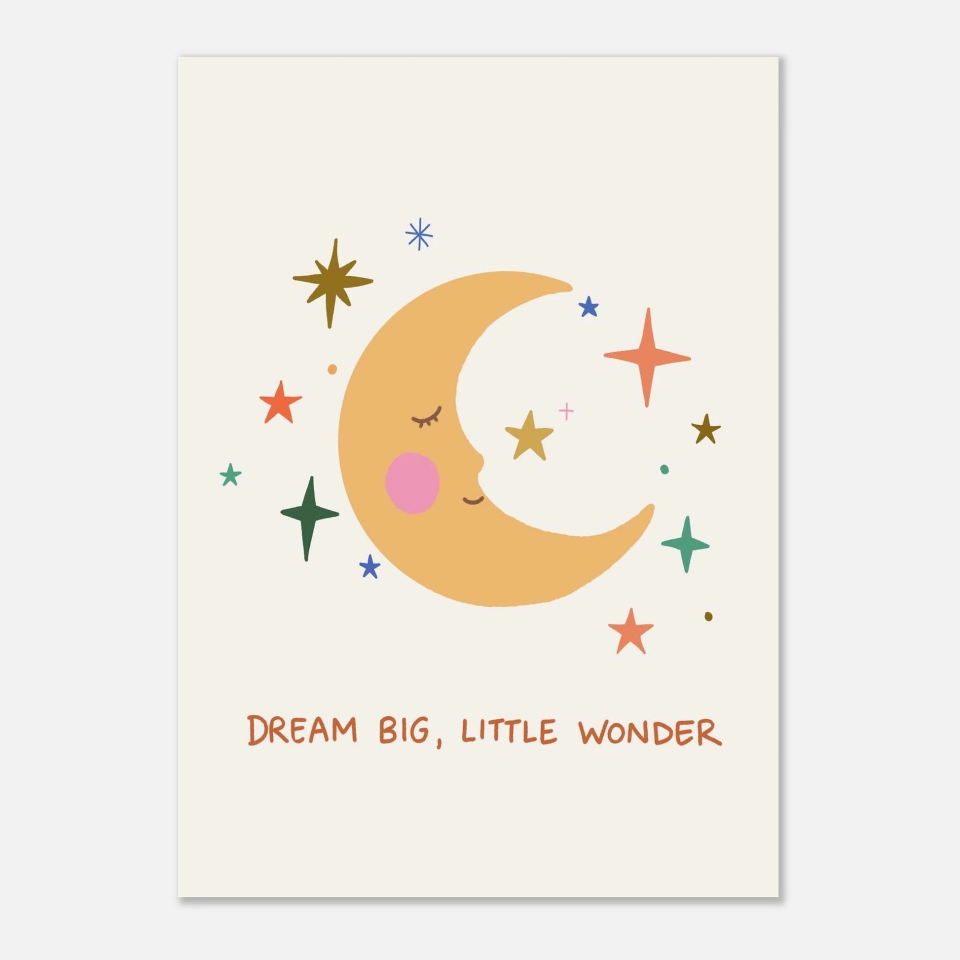 Minimalistisk barnrumstavla med en leende måne och stjärnor på varm off-white bakgrund med texten Dream Big Little Wonder.