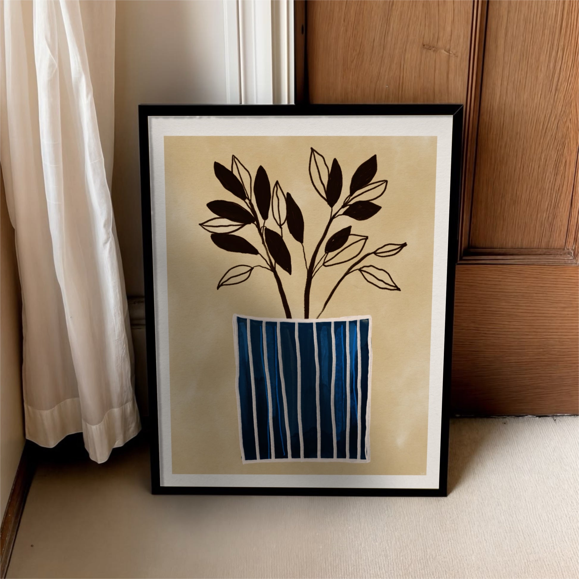 Inramad minimalistisk poster med en blårandig vas och rosa tulpaner lutad mot en vit vägg. Miljöbilden visar ett ljust rum med trägolv och naturligt ljusinsläpp, vilket illustrerar en perfekt skandinavisk väggkonst för vardagsrummet.