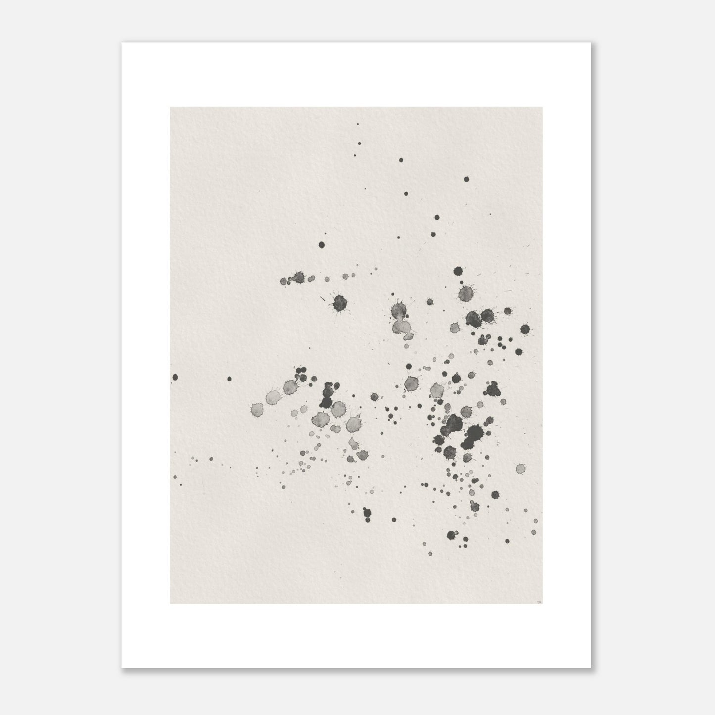 En minimalistisk och abstrakt poster föreställande svarta bläckstänk mot en ljus, texturerad bakgrund. Modern svartvit väggkonst skapad av Tove Malm.