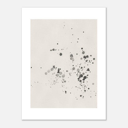En minimalistisk och abstrakt poster föreställande svarta bläckstänk mot en ljus, texturerad bakgrund. Modern svartvit väggkonst skapad av Tove Malm.