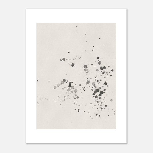 En minimalistisk och abstrakt poster föreställande svarta bläckstänk mot en ljus, texturerad bakgrund. Modern svartvit väggkonst skapad av Tove Malm.