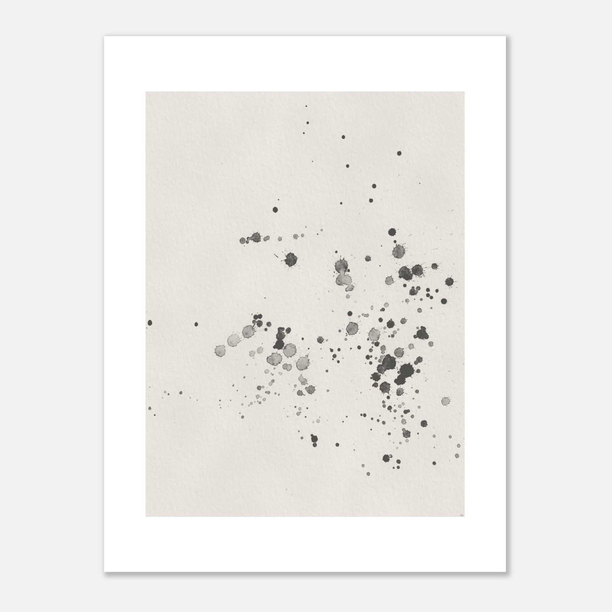 Minimalistisk abstrakt poster med svarta bläckstänk på ljus bakgrund, handmålat konsttryck av Tove Malm.