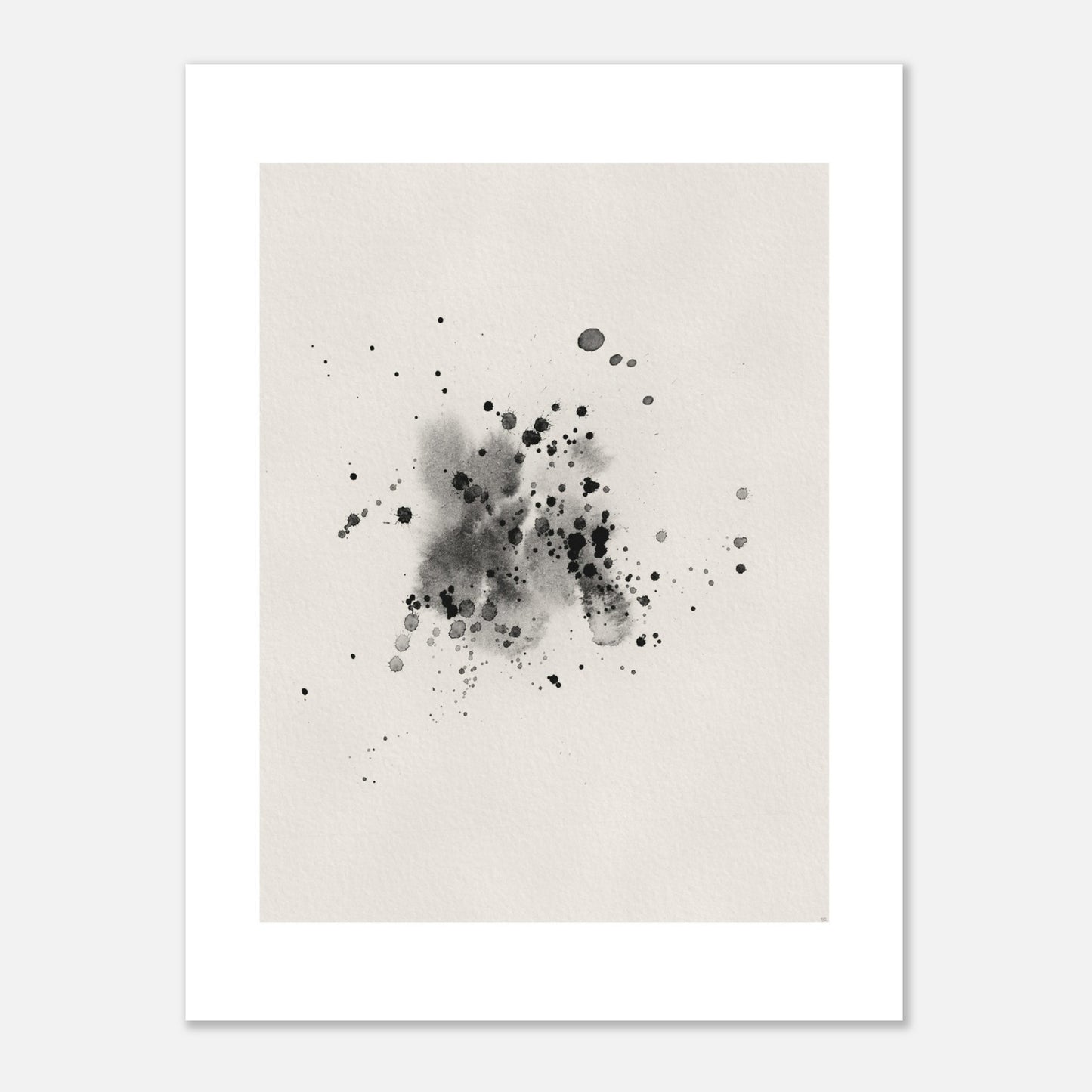 Minimalistisk och abstrakt poster (No. 2) föreställande svarta bläckstänk och organiska former mot en ljus bakgrund. Modern svartvit konst av Tove Malm.