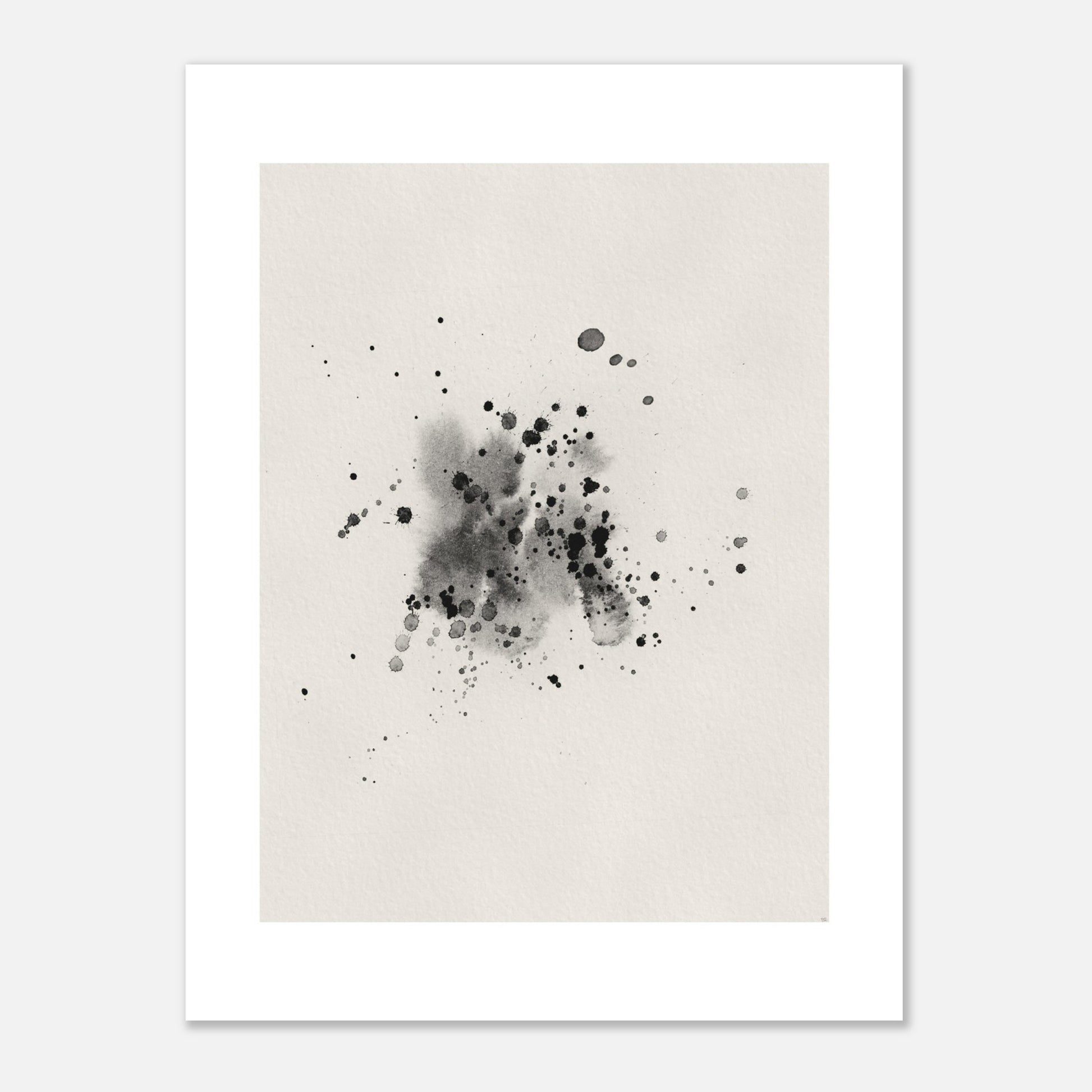 Minimalistisk och abstrakt poster (No. 2) föreställande svarta bläckstänk och organiska former mot en ljus bakgrund. Modern svartvit konst av Tove Malm.