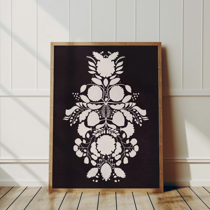 Minimalistiska Blomster inramad i en svart ram hängandes i ett modernt hem.