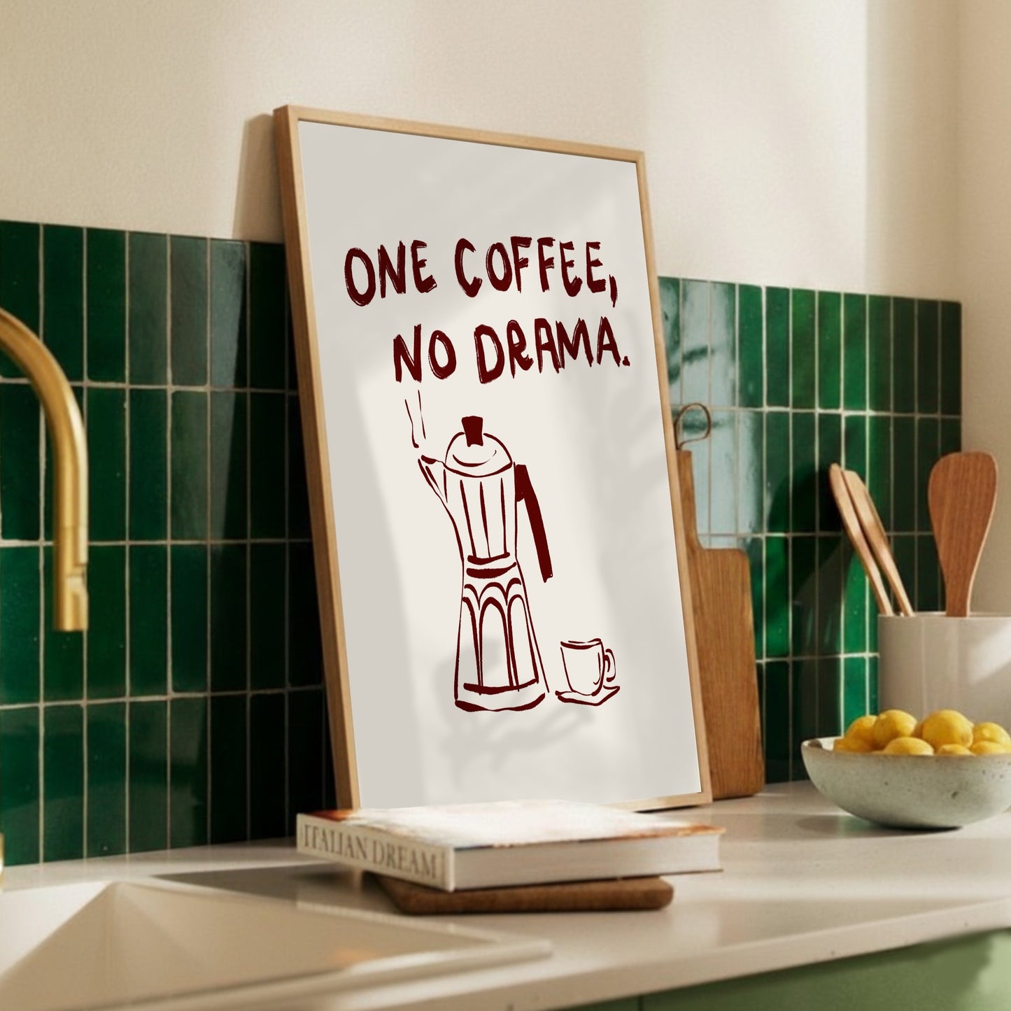 Inredningsdetaljer i ett modernt hem med One Coffee No Drama-postern på väggen. En stilren väggdekor för kök och matsal som passar perfekt för Coffee & Tea Lovers